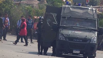 طلاب الإخوان يطلقون الالعاب النارية على قوات الأمن من داخل المدينة الجامعية