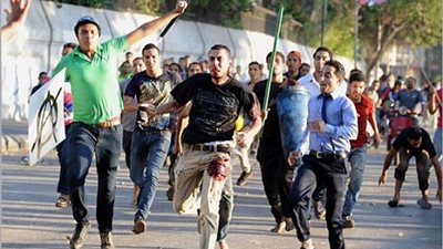 طلاب الإخوان الملثمين بجامعة الأزهر يعتدون على الأمن الإدارى بالجامعة