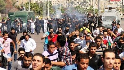 طلاب الإخوان بالأزهر يرشقون قوات الأمن المركزى بالحجارة والمولوتوف