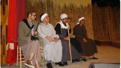 طلاب قنا يتفاعلون مع فرق المنيا المسرحية فى مهرجان الحكي
