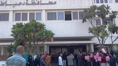 معلمو دمياط يتظاهرون أمام ديوان المحافظة احتجاجا على تأخر تعيينهم