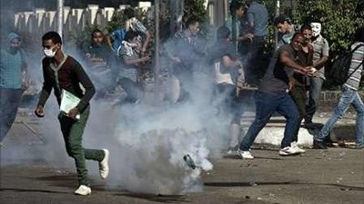 قوات الأمن تقتحم الجامعة بعد تحطيم طلاب الإخوان لسيارة رئيس الجامعة