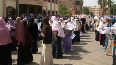 فض مسيرة لطالبات كلية الدراسات الإسلامية فرع جامعة الأزهر بالزقازيق