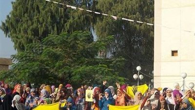 العشرات من طالبات الأزهر يتظاهرون للمطالبة بالأفراج عن زملائهم