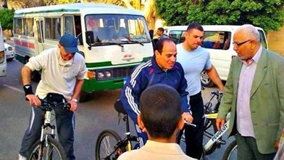 بالصور..المشير السيسي  يتابع الرعية بالعجلة