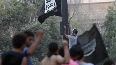 طلاب إخوان جامعة المنصورة يتظاهرون بعلم القاعدة