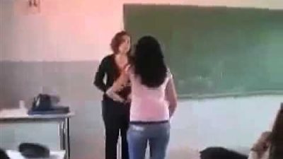 تعليم الجيزة : فصل طالبة الاعدادي التي ضربت معلمتها طبقا للقانون