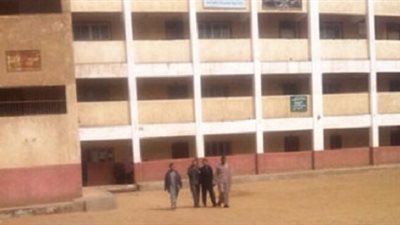 وفد إعلامي إماراتي يزور مدرسة ثانوية تحت الإنشاء