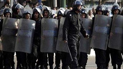 بالفيديو طالبة بجامعة القاهرة لضابط قوات خاصة :اخلع النقاب بتاع الحريم