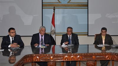 الالتزام بالبعد عن الأسئلة ذات الطابع السياسي والأخطاء اللغوية والإملائية فى الامتحانات
