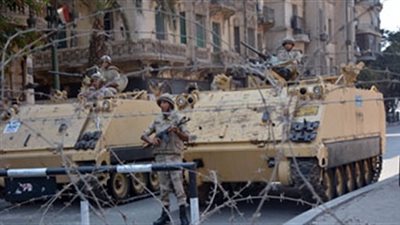 قوات الأمن تضع الأسلاك الشائكة بشارع خليفة المامون لمنع تقدم طلاب الإخوان