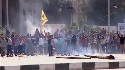 طلاب الإخوان يرشقون بالحجارة قوات الأمن الواقفة خارج حرم جامعة الأزهر بأسيوط