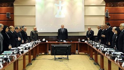 بالصور: الوزراء يبدء اجتماعه السادس بالوقوف دقيقة حداد على روح العميد طارق المرجاوى