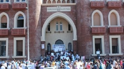 طلاب جامعة الإسكندرية يحتفلون بالإفراج عن رئيس اتحاد طلاب آداب