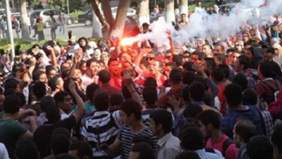 مسيرة بالشماريخ لطلاب 