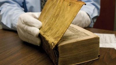 اختبار علمي يوضح  حقيقة كتاب بهارفارد مغلف بجلد انسان مسلوخ حيا