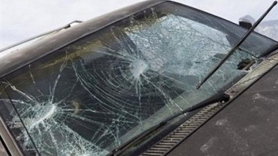 تحطيم سيارة معلم امام المدرسة بالاقصر لقيامة بسحب ورقة اجابة طالبة