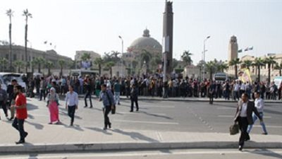 طلاب الإخوان يطلقون الالعاب النارية علي مدراعات الشرطة أمام جامعة القاهرة