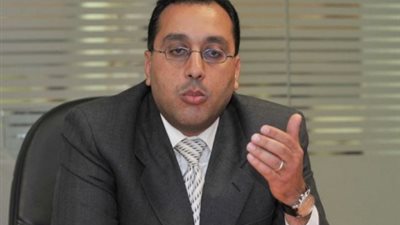 وزير الإسكان يعرض قانون وشروط الإسكان الاجتماعى