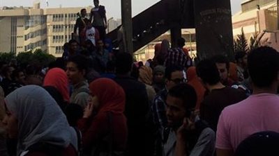 20 ملثم يقتحمون طب جامعة المنصورة أثناء مظاهرة للإخوان