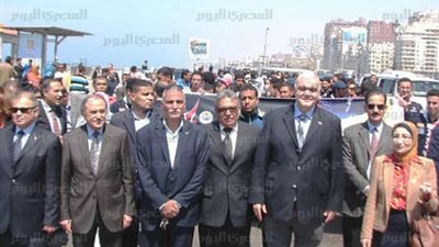 رئيس جامعة الإسكندرية يتقدم مسيرة طلابية للاحتفال بعيد تحرير سيناء