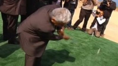 بالفيديو..رئيس وزارء الاردن يضرب مصور صحفي في منطقة 