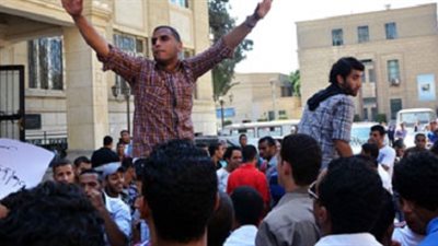 طلاب يتظاهرون بجامعة القاهرة اعتراضا على تقديم موعد الامتحانات