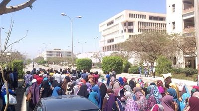 طلاب الاخوان يشعلون  النار في مدرعة شرطة بالمنيا