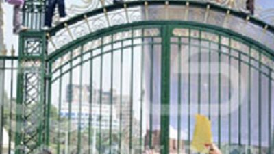 طلاب الاخوان القاهرة يشعلون الشماريخ في مواجهة قوات الامن