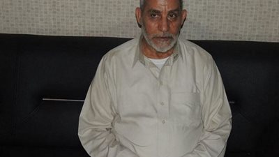 جامعة بني سويف تفصل بديع ..وطلاب الإخوان يتظاهرون