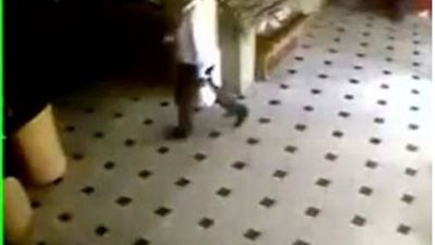 بالفيديو ..سرقة كوفي شوب في السعودية في وضح النهار