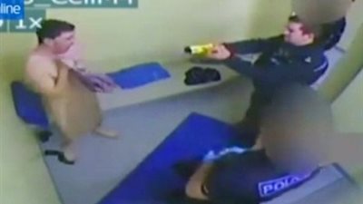 بالفيديو ..الشرطة البريطانية تعذب مواطن بالكهرباء بعد اجباره علي خلع ملابسه