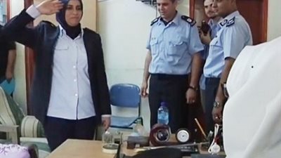 بالفيديو ..قطر الندي طالبة فلسطينية مديرا لشرطة المرور