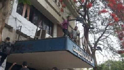 عميد حاسبات ومعلومات عين شمس يقاوم تخريب طلاب الإخوان بطفاية حريق