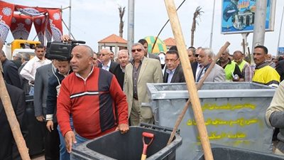 محافظ الإسكندرية يشارك في حملة نظافة بشواطئ المدينة