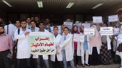 اطباء امتياز بجامعة الاسكندرية يبدأون الاضراب الكلى بجميع المستشفيات الجامعية