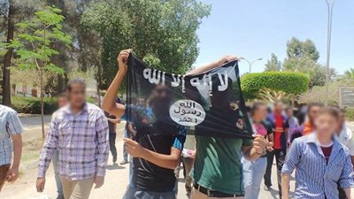 طلاب الاخوان يرفعون علم القاعدة داخل اسوار جامعة المنيا