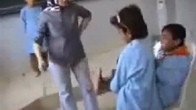 التعليم : حبس مدرسة انجليزي ضربت طالبة ..ومعلمة مبارك كول تعدت علي االعاملين