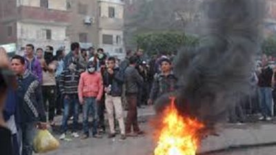 طلاب الإخوان بالفيوم ينظمون مسيرة ويحرقون إطارات السيارات