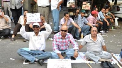 تجمع المعلمين لتثبيتهم في المنيا ... و ملاحظ يحل محل زميله في ابو قرقاص