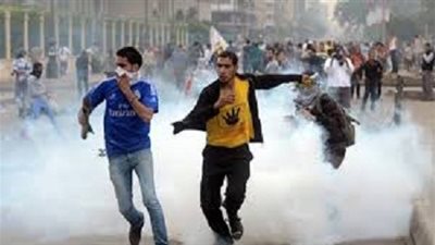 اصابة 15 طالب في اشتباكات عنيفة بين الطلاب والشرطة امام جامعة القاهرة