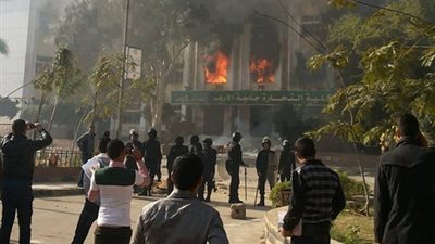 الشرطة تقبض علي 20 طالب بعد اشعال النار في كنترول تجارة الأزهر