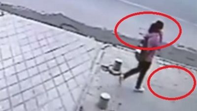 بالفيديو ..الارض تبتلع فتاة  ..شاهد ماذا حدث