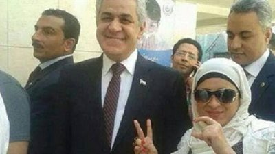 ناخبة تتصور مع صباحى وترفع شعار السيسى