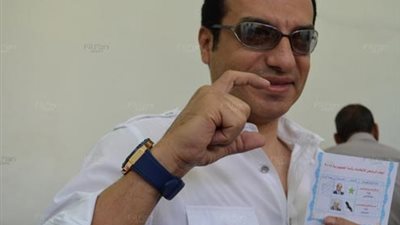 إيهاب توفيق يدلي بصوته للسيسي بصحبة والده