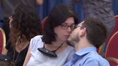 بالفيديو .. قبلة ساخنة بين فتاة وشاب إسرائيليين اثناء اجتماع الرئيس الفلسطيني