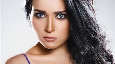 مي عز الدين ترقص على 