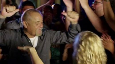 محمود عبد العزيز يرقص على 