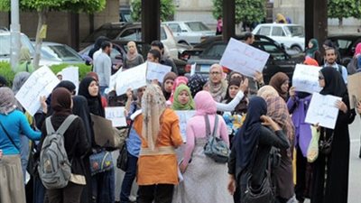 طالبات الإخوان تنظمن  مظاهرة  أمام جامعة الازهر