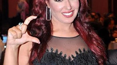 سمية الخشاب تلفت الأنظار في 